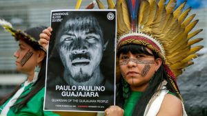 Celia Xakriaba, një edukatore indigjene dhe aktiviste e popullit Xakriaba të Brazilit, pozon me një portret të Paulo Paulino Guajajara para selisë së Komisionit Evropian në Bruksel, Belgjikë, 05 nëntor 2019. 